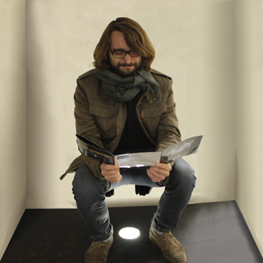 bruno seduto